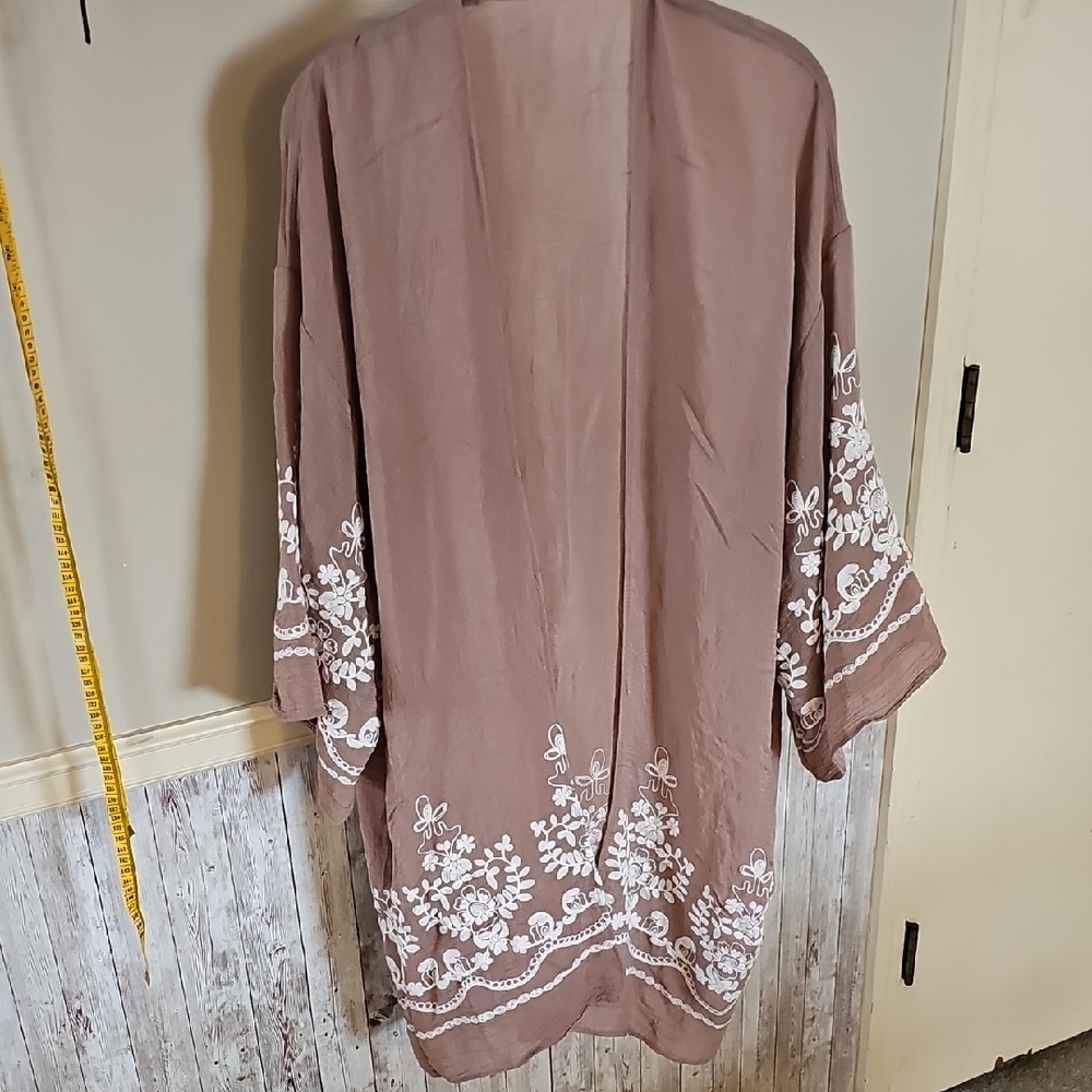 E6🔹️Chic Tan Floral Kimono Coverup